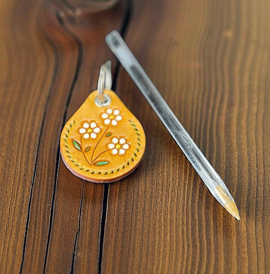 White Daisy key ring