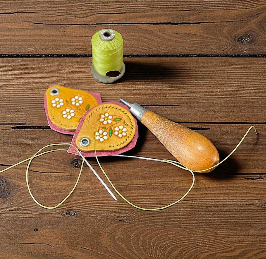 White Daisy key ring