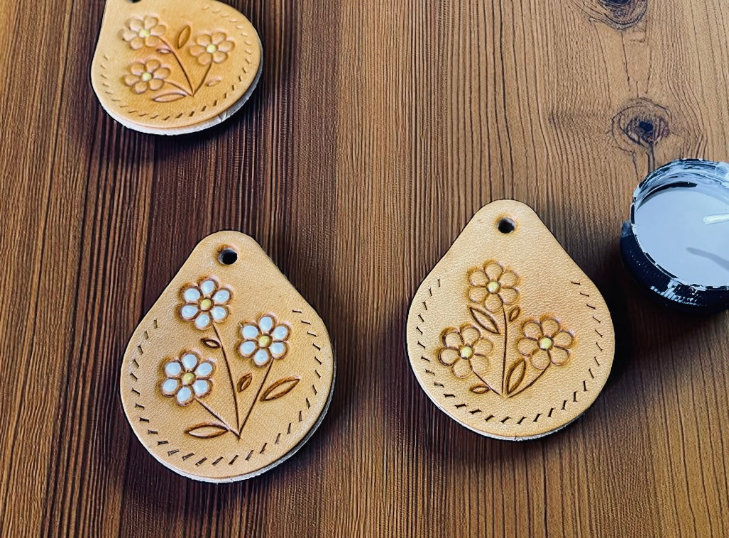 White Daisy key ring