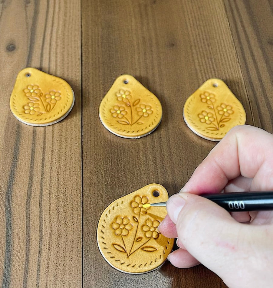 White Daisy key ring